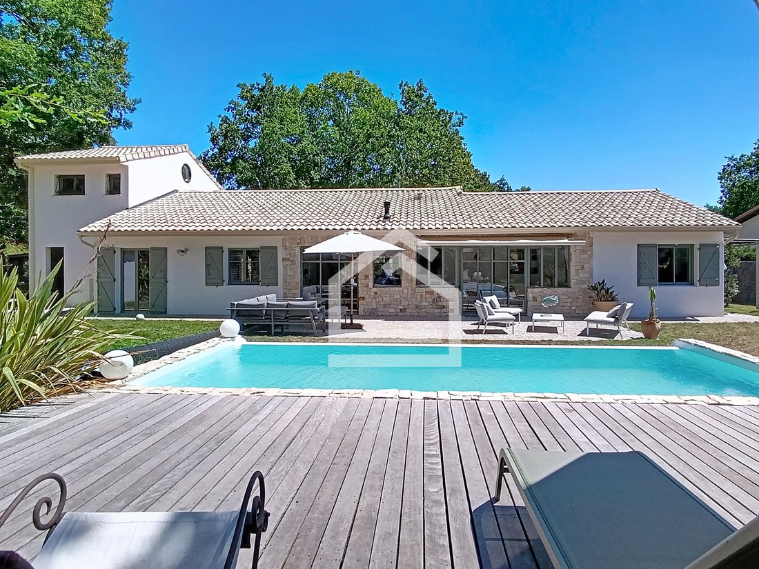 House in Saint-Medard-en-Jalles, Nouvelle-Aquitaine, France 1 - 18573148