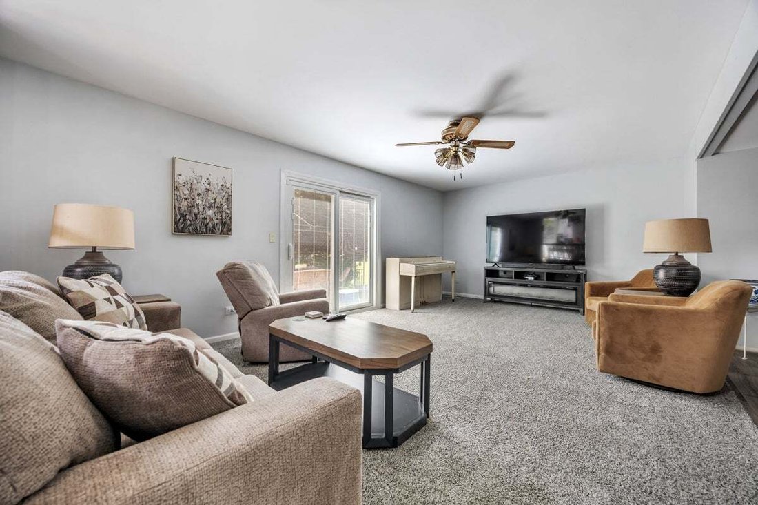 House in Elk Grove Village, Illinois, United States 2 - 18567172