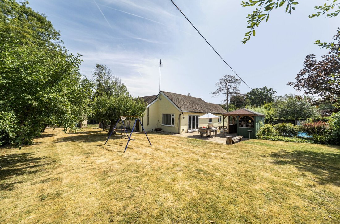 Chalet in Loxwood, England 3 - 18571415