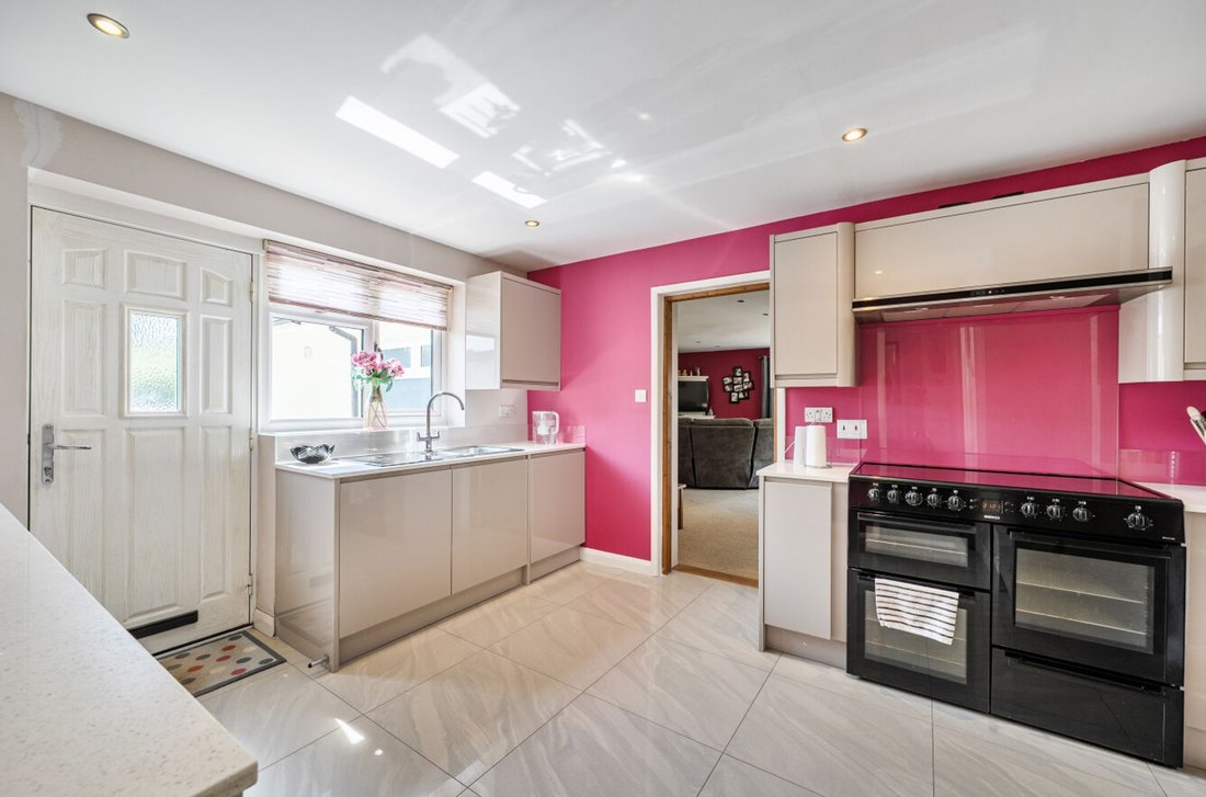 Chalet in Loxwood, England 5 - 18571415