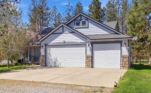 House in Nine Mile Falls, Washington, United States 1