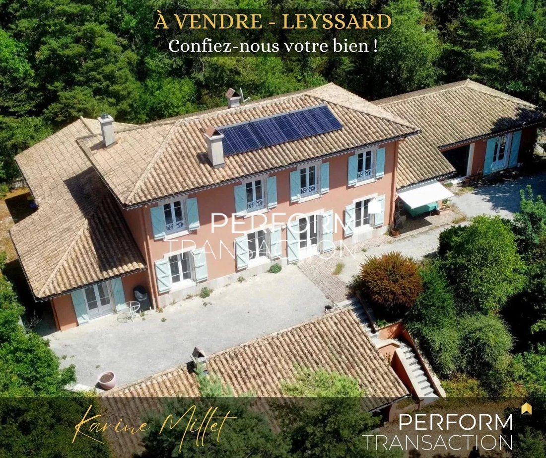 Estate in Leyssard, Auvergne-Rhône-Alpes, France 1 - 18572237