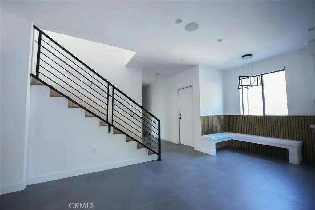Los Angeles, California, United States 3 - 17070309