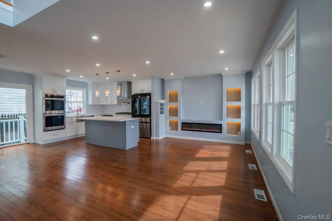 House in Bethpage, New York, United States 4 - 18570668