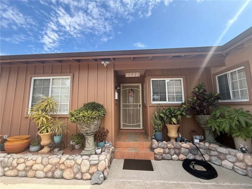 Fullerton, California, United States 2 - 18567334