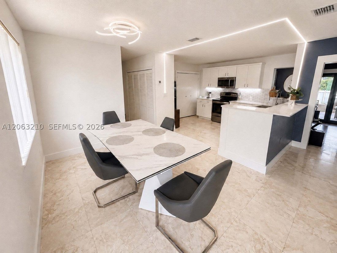 House in Hialeah, Florida, United States 5 - 18571438