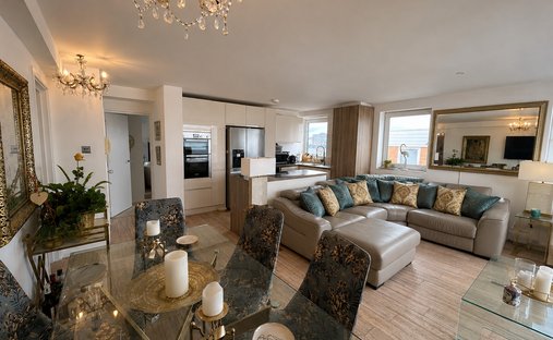 Apartment in Courtenay Terrace, Hove, England 1