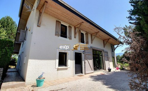 House in Saint-Ours, Auvergne-Rhône-Alpes, France 1