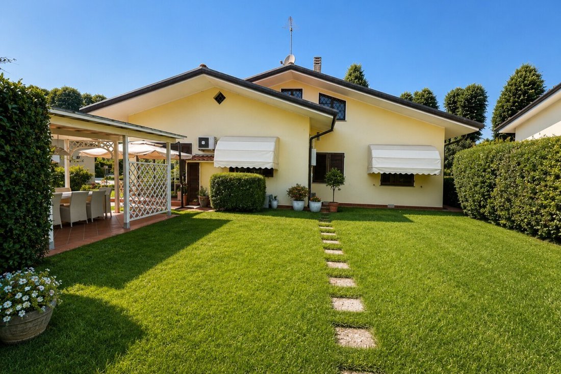 Villa in Pietrasanta, Tuscany, Italy 2 - 18568587