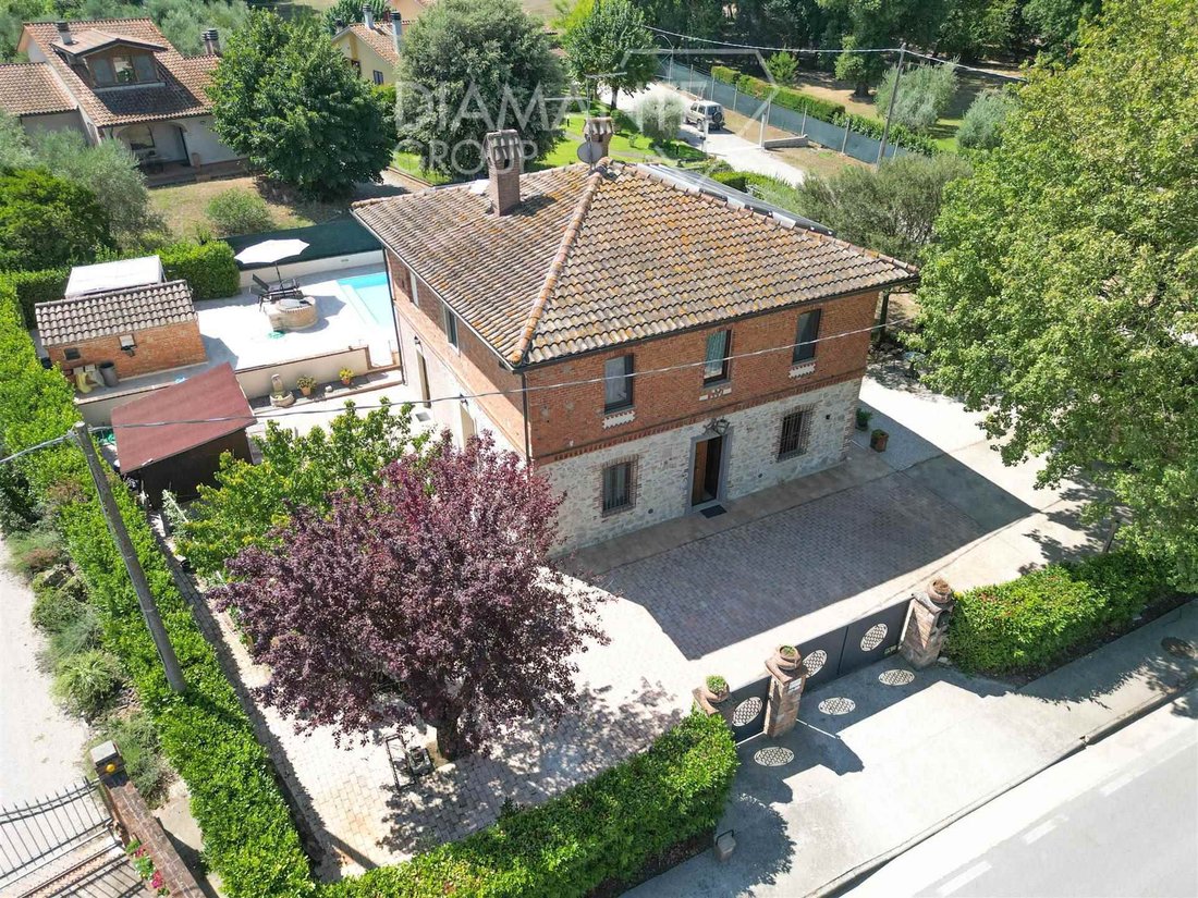 Castiglione del Lago, Umbria, Italy 4 - 18569551