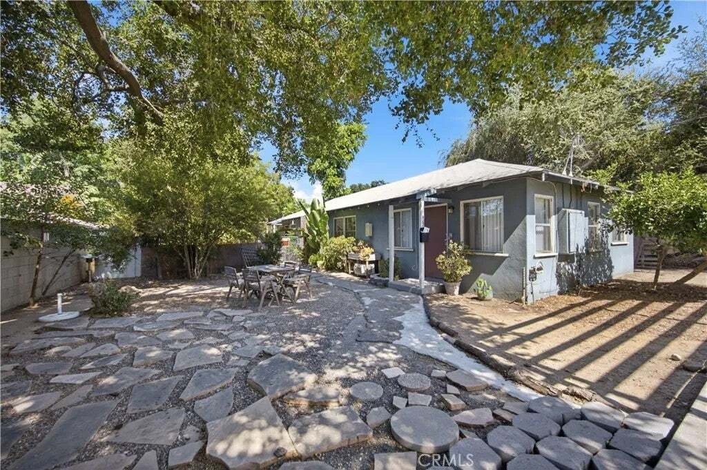 Altadena, California, United States 4 - 18577274