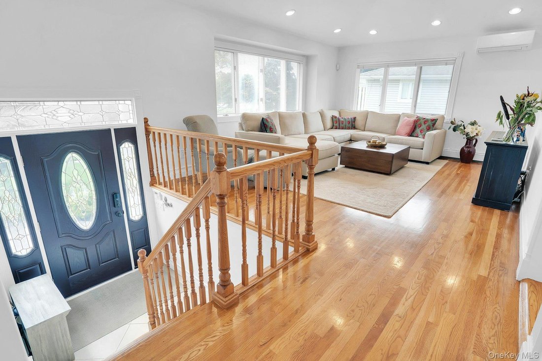 House in Commack, New York, United States 5 - 18554672