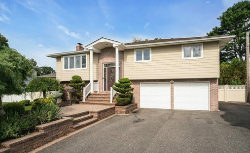 House in Commack, New York, United States 1