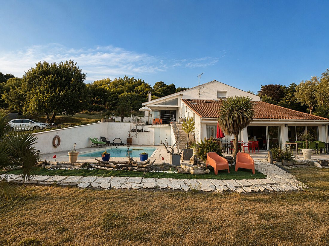 Villa in Saint-Dizant-du-Gua, Nouvelle-Aquitaine, France 1 - 18575254