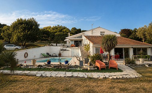 Villa a Saint-Dizant-du-Gua, Nuova Aquitania, Francia 1