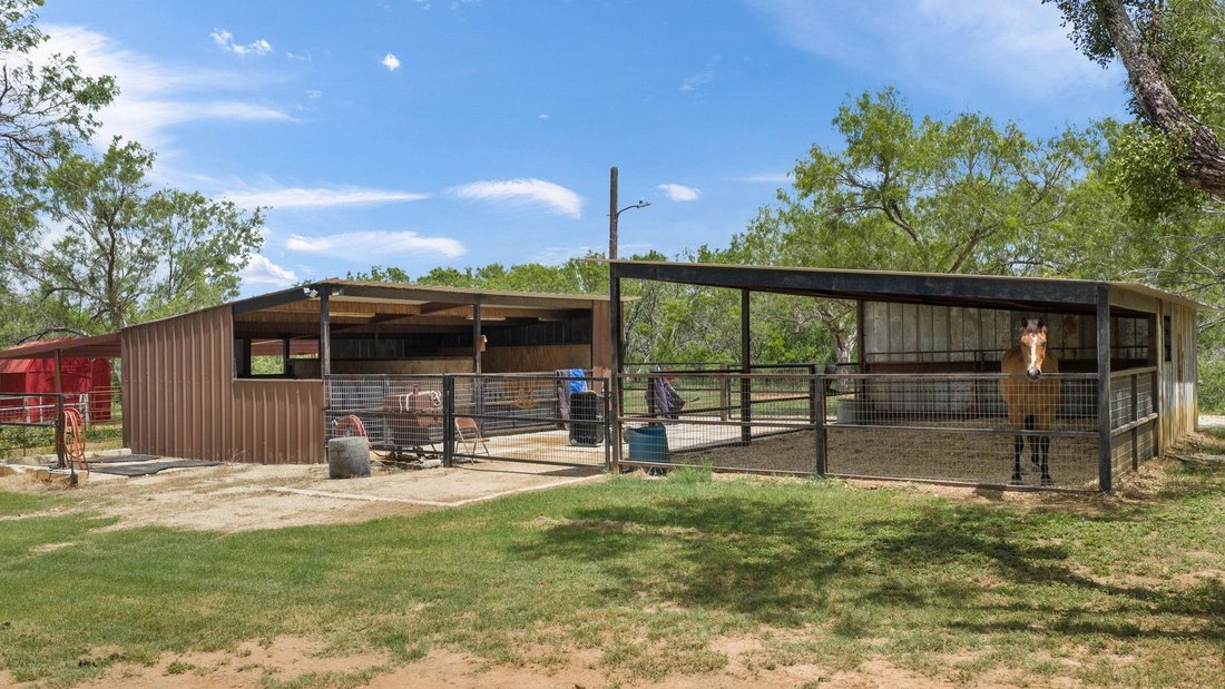 Adkins, Texas, United States 5 - 18577815