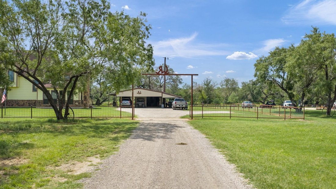 Adkins, Texas, United States 2 - 18577815