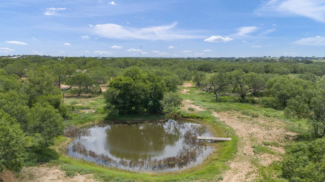 Adkins, Texas, United States 3 - 18577815