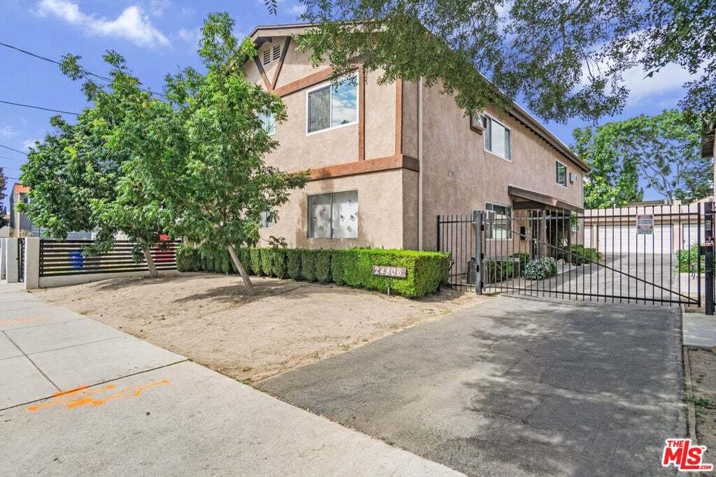 Santa Clarita, California, United States 1 - 18577064
