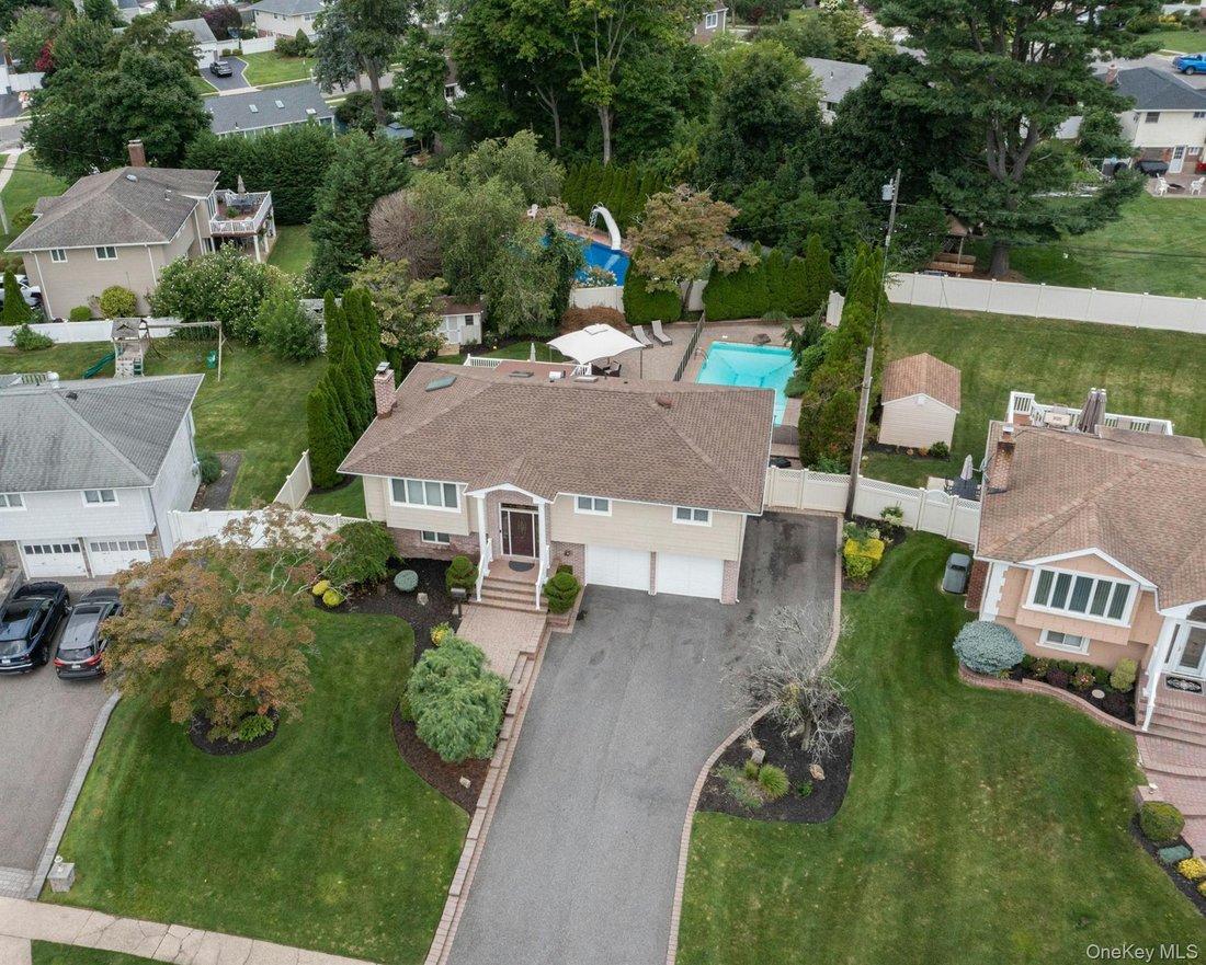 House in Commack, New York, United States 2 - 18554672
