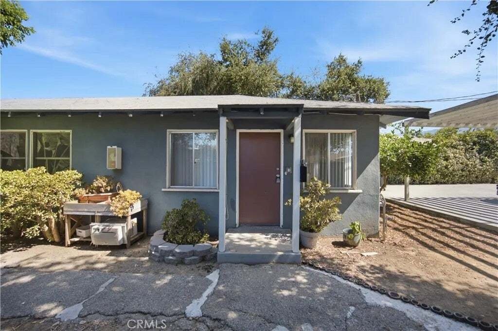 Altadena, California, United States 5 - 18577274