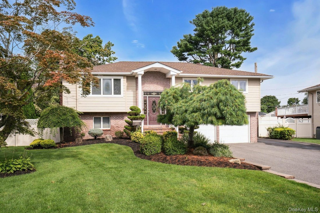 House in Commack, New York, United States 3 - 18554672