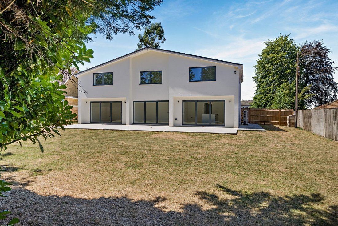 House in Hawleys Corner, Bromley, England 2 - 18574951