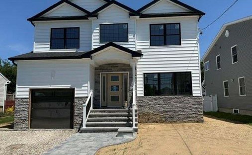 House in Merrick, New York, United States 1