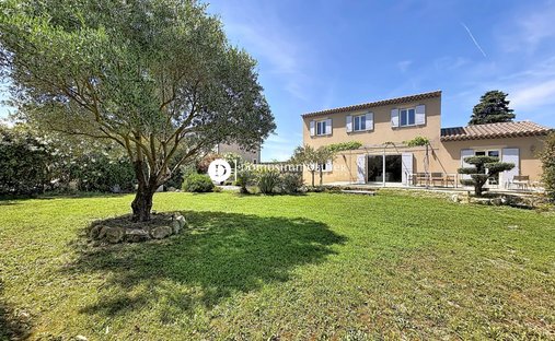 Villa in Saint-Saturnin-lès-Avignon, Provence-Alpes-Côte d'Azur, France 1