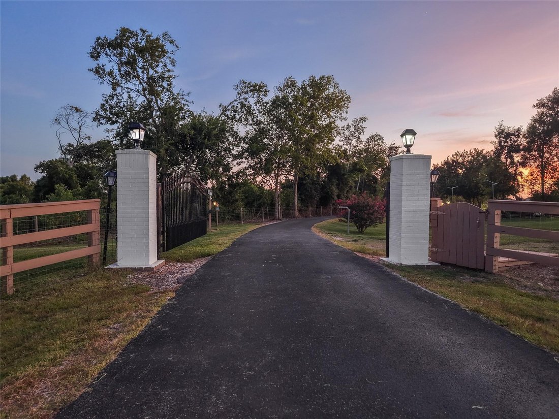 House in Angleton, Texas, United States 2 - 18577681