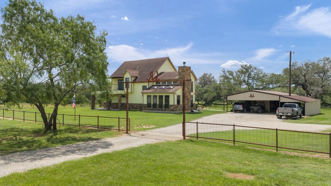Adkins, Texas, United States 1 - 18577815