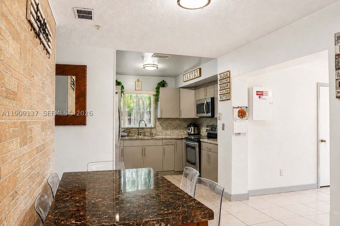 House in Hialeah, Florida, United States 3 - 17204936