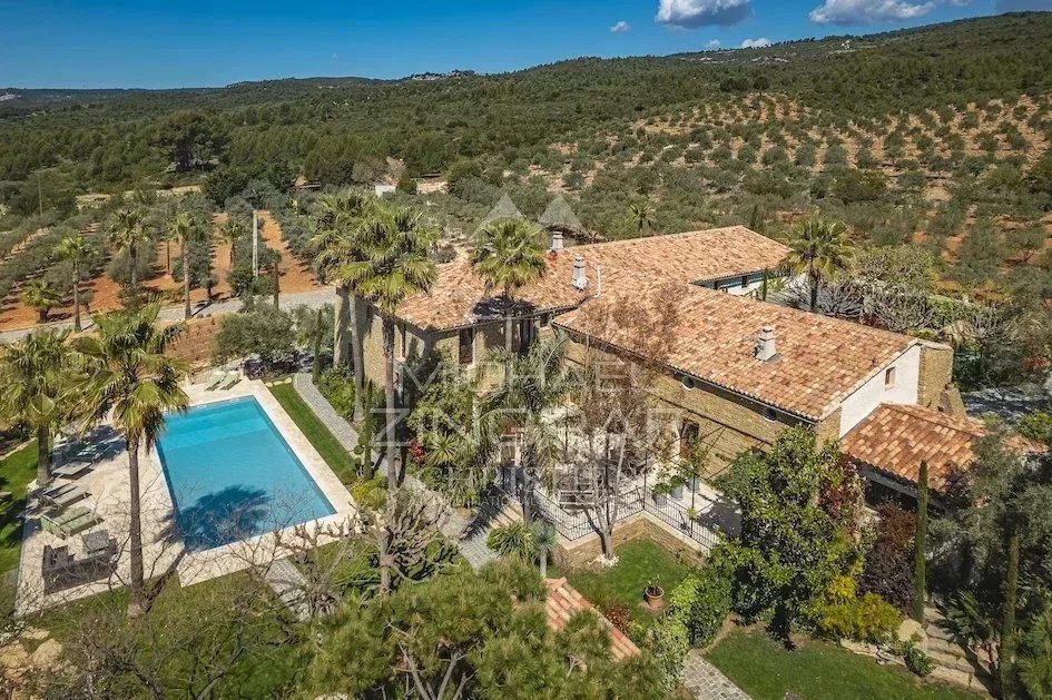 Estate in Le Castellet, Provence-Alpes-Côte d'Azur, France 1 - 18575212