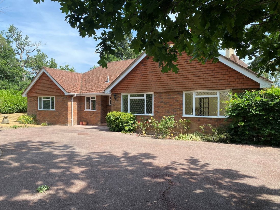 Bungalow in Tatling End, Gerrards Cross, England 2 - 16720282