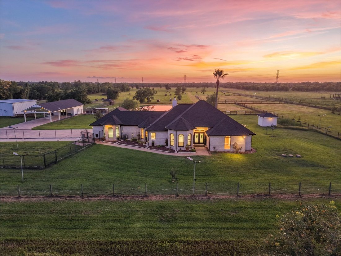 House in Angleton, Texas, United States 3 - 18577681