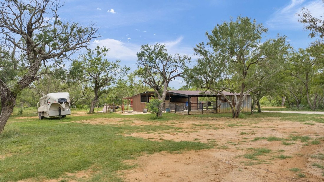 Adkins, Texas, United States 4 - 18577815