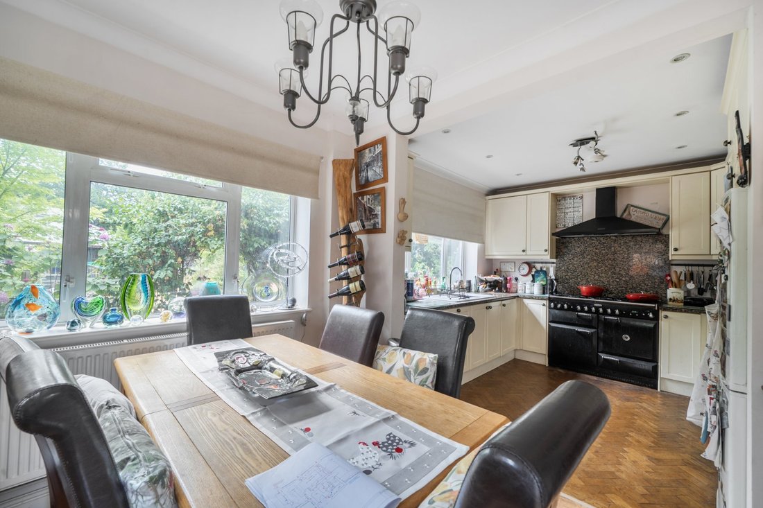House in Byfleet, Woking, England 3 - 18574410