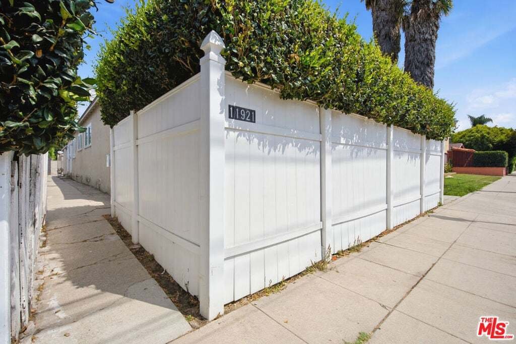 Los Angeles, California, United States 3 - 18577027
