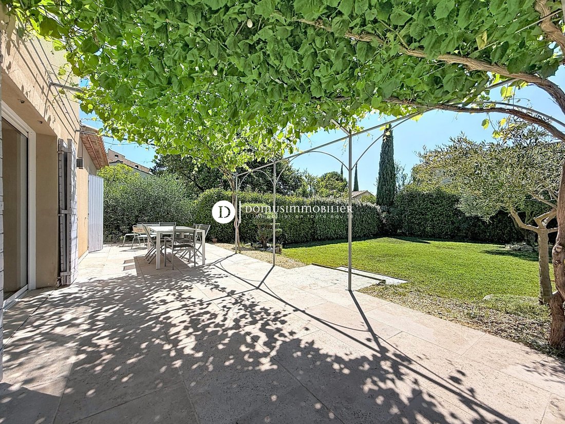 Villa in Saint-Saturnin-lès-Avignon, Provence-Alpes-Côte d'Azur, France 2 - 18578726