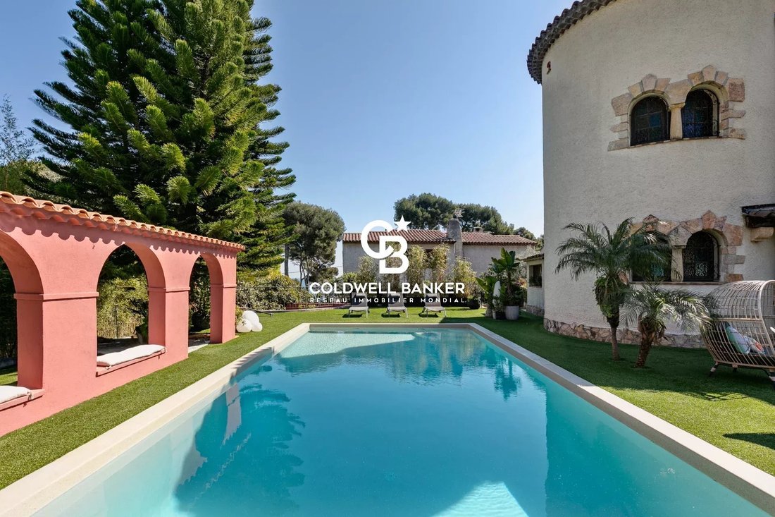 Estate in Antibes, Provence-Alpes-Côte d'Azur, France 2 - 18575158