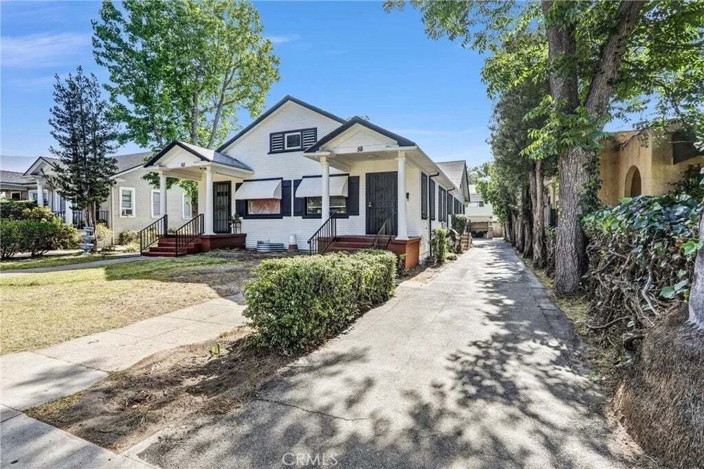 Altadena, California, United States 2 - 18577251