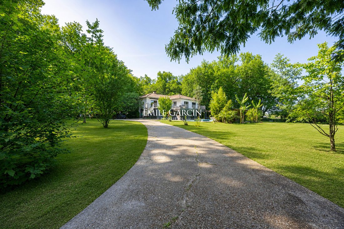 Villa in Latresne, Nouvelle-Aquitaine, France 1 - 18578276