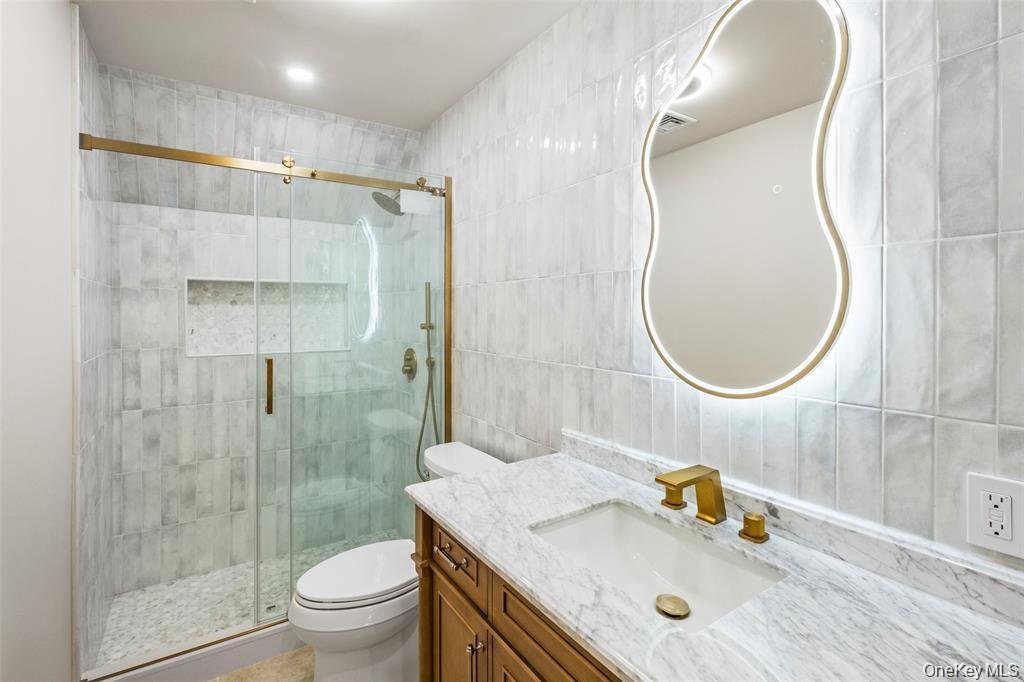 House in Bellmore, New York, United States 5 - 18577084