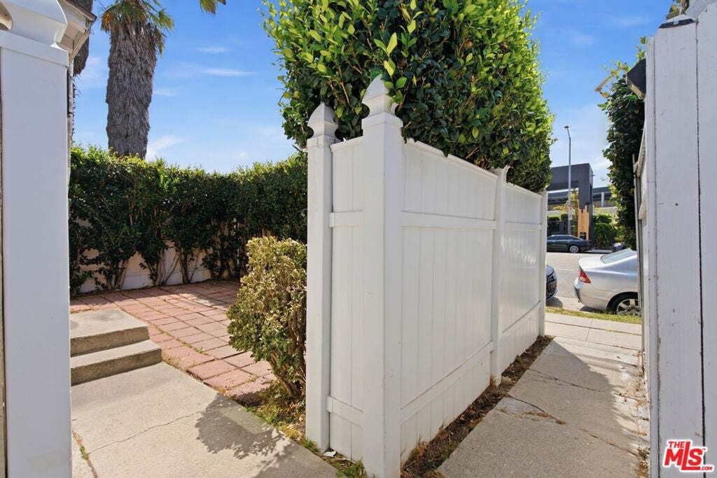 Los Angeles, California, United States 4 - 18577027