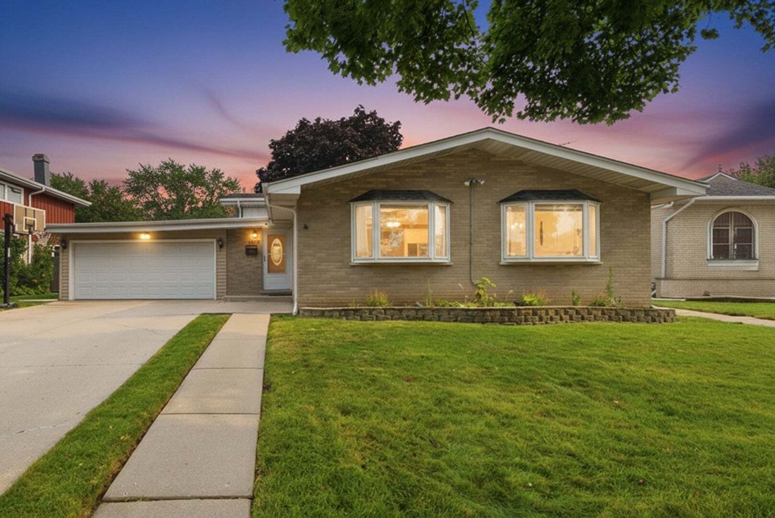 House in Morton Grove, Illinois, United States 2 - 18579455