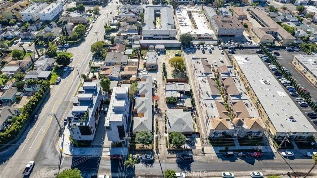 Los Angeles, California, United States 3 - 16965923