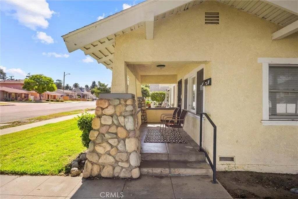 La Verne, California, United States 3 - 18579379