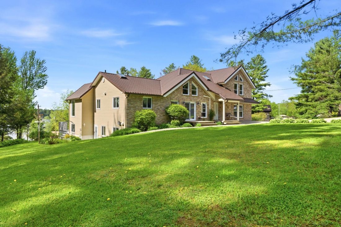 House in Sainte-Catherine-de-Hatley, Quebec, Canada 2 - 17668802