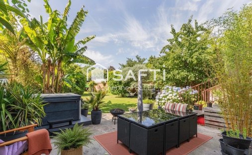House in Haut Pays, Villeneuve-le-Roi, France 1