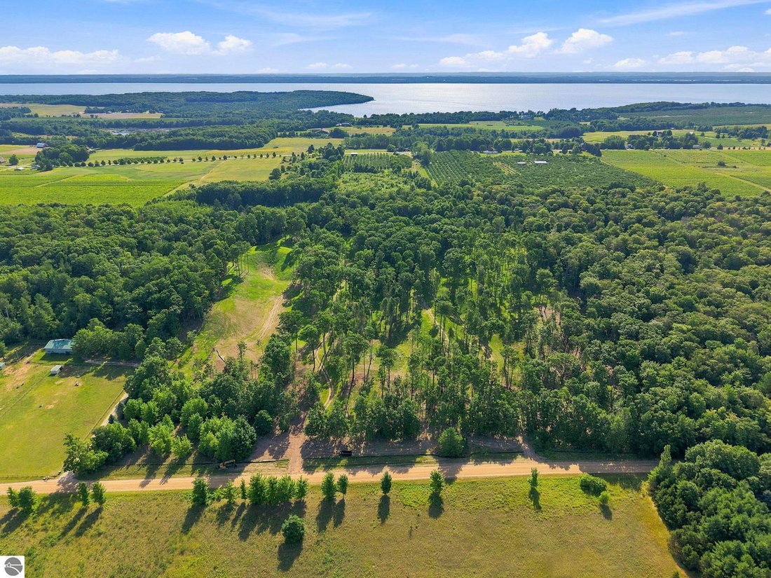 Land in Traverse City, Michigan, United States 1 - 18579820